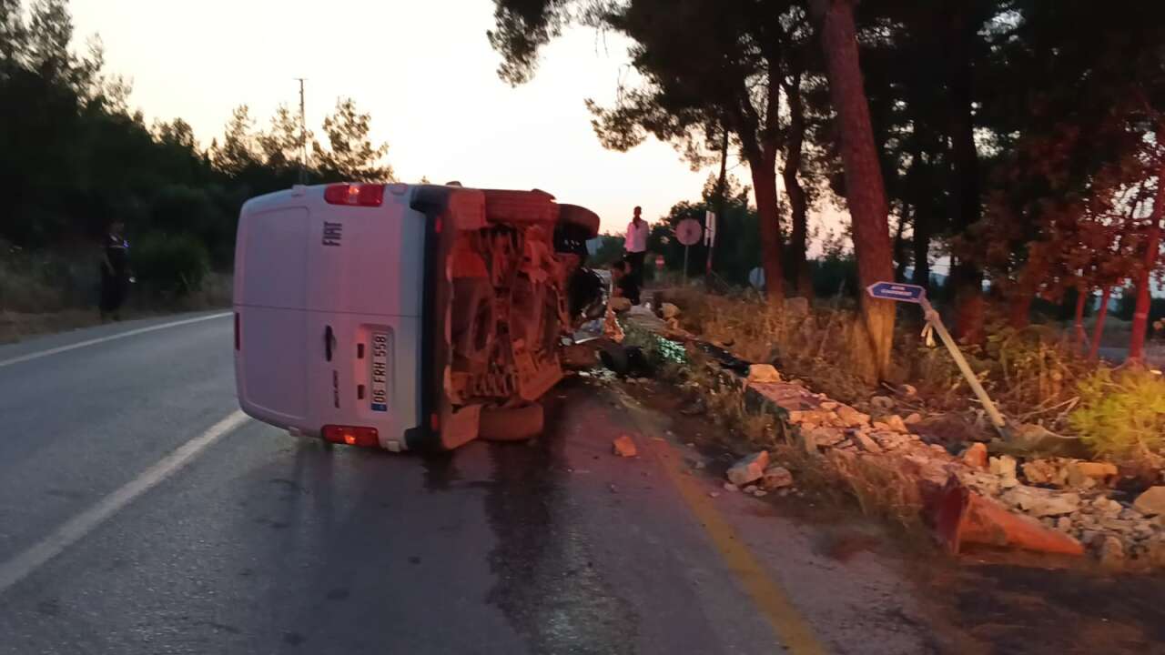 Muğla'da Kontrolden Çıkan Ticari Araç Duvara Çarptı: Alkollü Sürücü Gözaltına Alındı 4